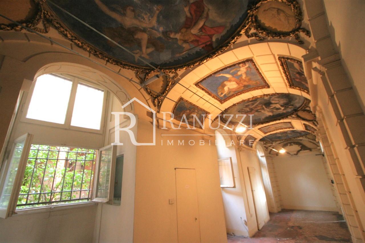RI-AFF2107_Barberia_Ufficio con soffitti decorati