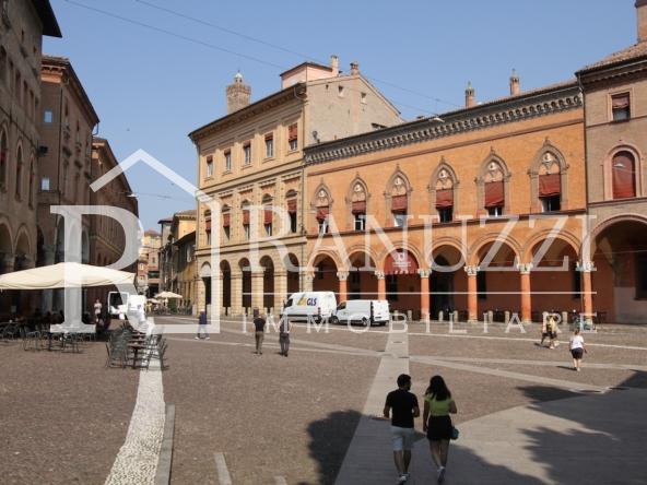 Piazza S.Stefano Corte Isolani