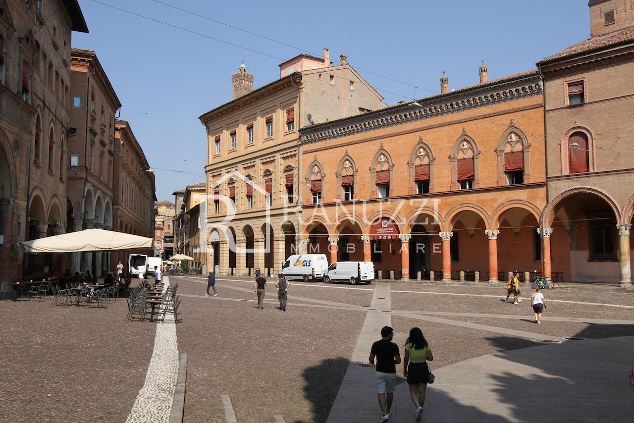 Piazza S.Stefano Corte Isolani
